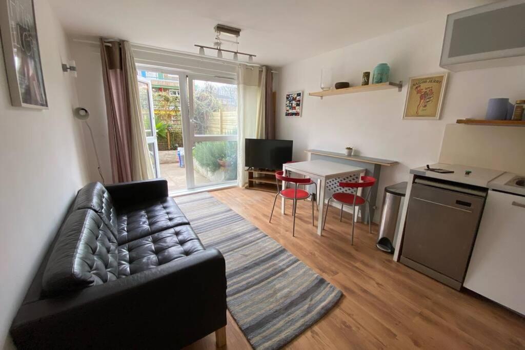 Two Bedroom Garden Flat In Zone 2 Лондон Екстериор снимка