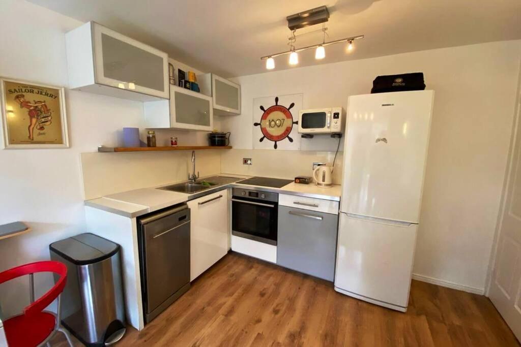 Two Bedroom Garden Flat In Zone 2 Лондон Екстериор снимка