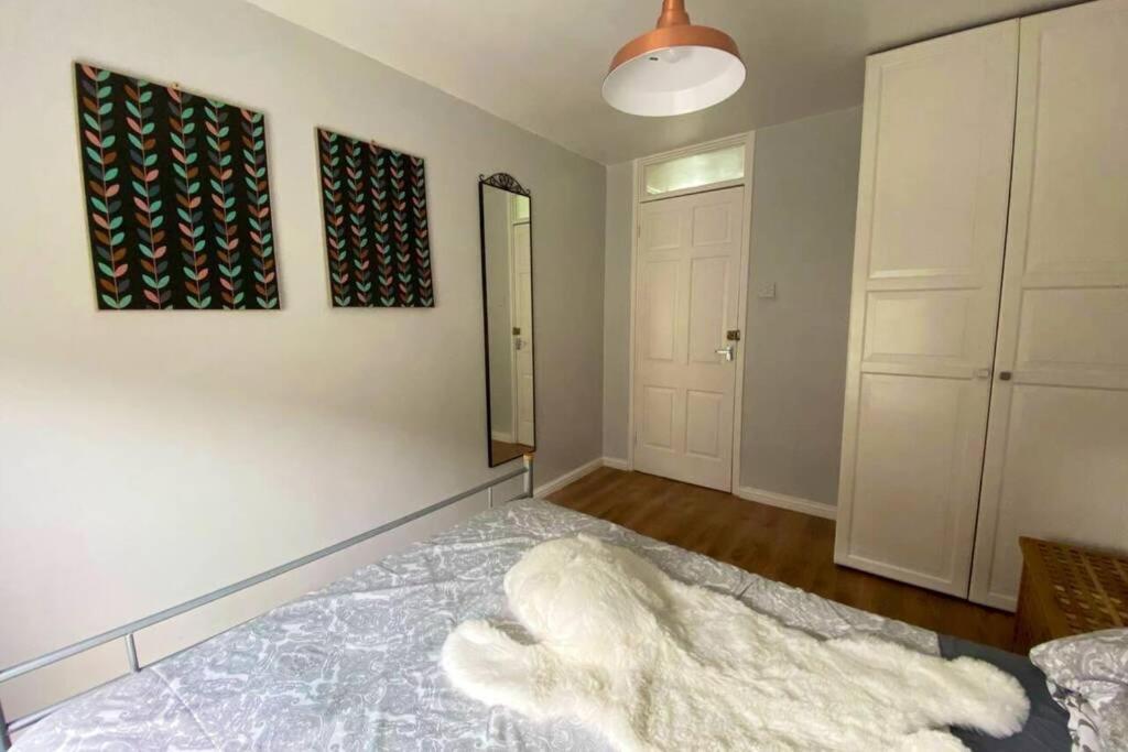 Two Bedroom Garden Flat In Zone 2 Лондон Екстериор снимка