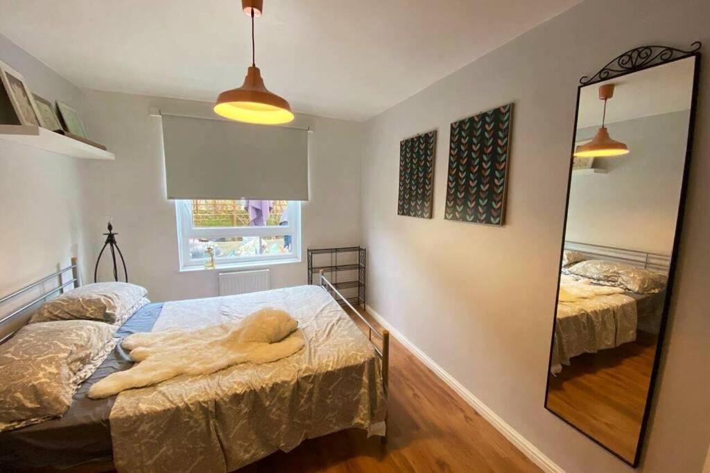 Two Bedroom Garden Flat In Zone 2 Лондон Екстериор снимка